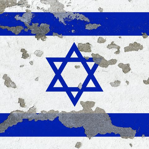 Nationalflagge von Israel auf einer Wand mit abgeplatzter und rissiger Wandfarbe: Kritik an konkreten Handlungen des Staates Israel ist legitim. Mithilfe der 3-D-Regel lässt sich prüfen, unter welchen Bedingungen Israelkritik antisemitisch ist. 