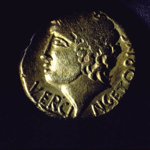 Antike Münze mit dem Kopf von Vercingetorix und der Aufschrift "Vercingetorix" in lateinischen Buchstaben: Die Kelten hatten keine eigene Schrift entwickelt, aber die römisch-griechische Schrift übernommen
