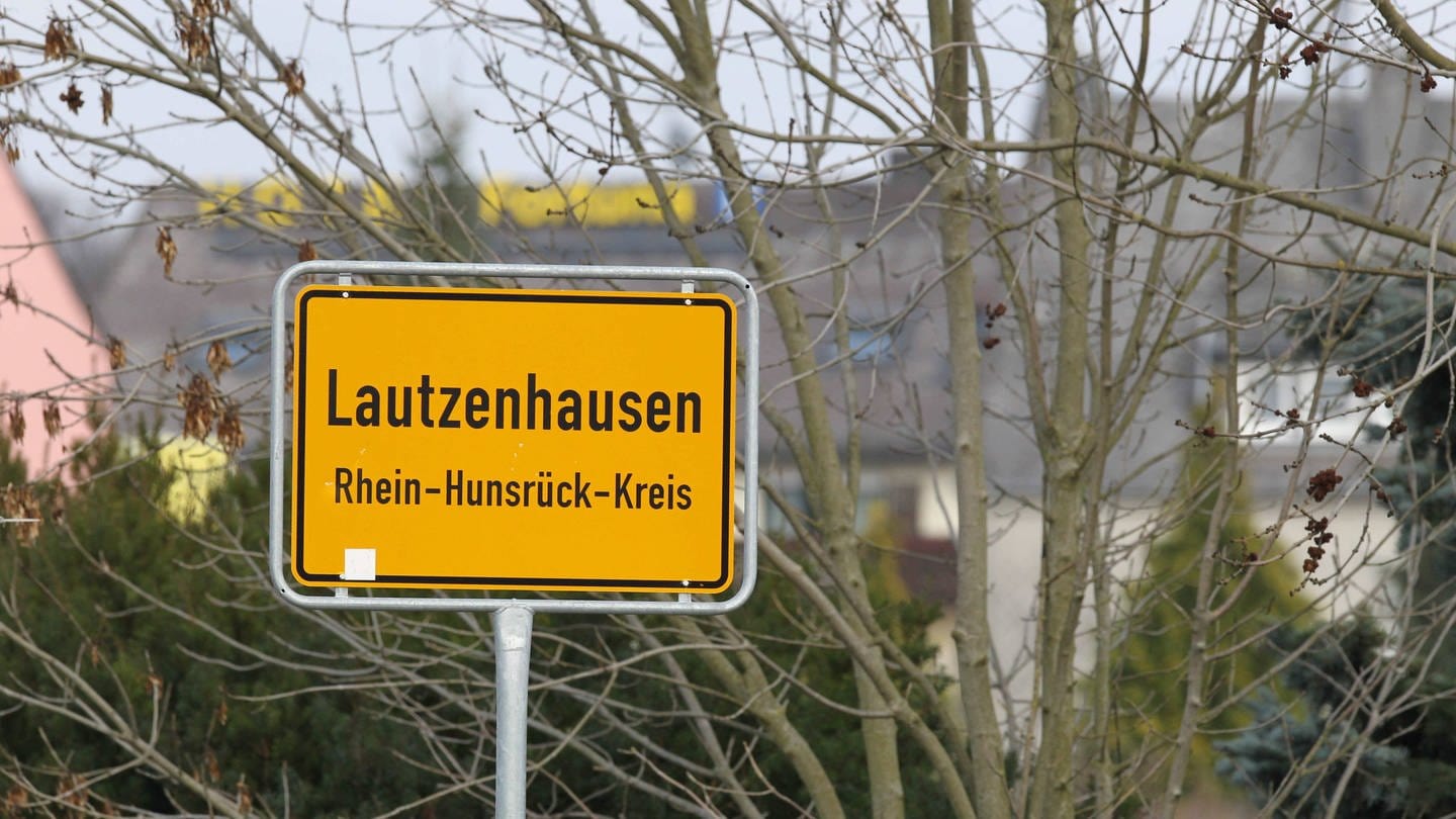 Ortschild von Lautzenhausen: Die ältesten Ortsnamen gehen auf die Kelten und die Römer zurück. Dann kommen allmählich die Germanen hierher und hinterlassen ihre Ortsnamen, die z.B. auf 
