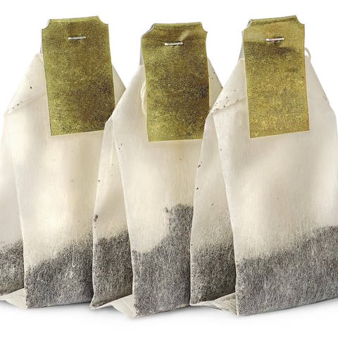 Tee in Doppelkammerbeuteln: 1924 kam Adolf Rambold ins Handelsunternehmen "Teekanne". Dort entwickelte er bis 1929 die erste Teebeutelpackmaschine; seine Teebeutel waren aus geschmacksneutralem Pergament. Und er erfand die noch heute am meisten verbreiteten zweigeteilten "Doppelkammerbeutel", in denen sich das Aroma besonders gut entfalten kann. 