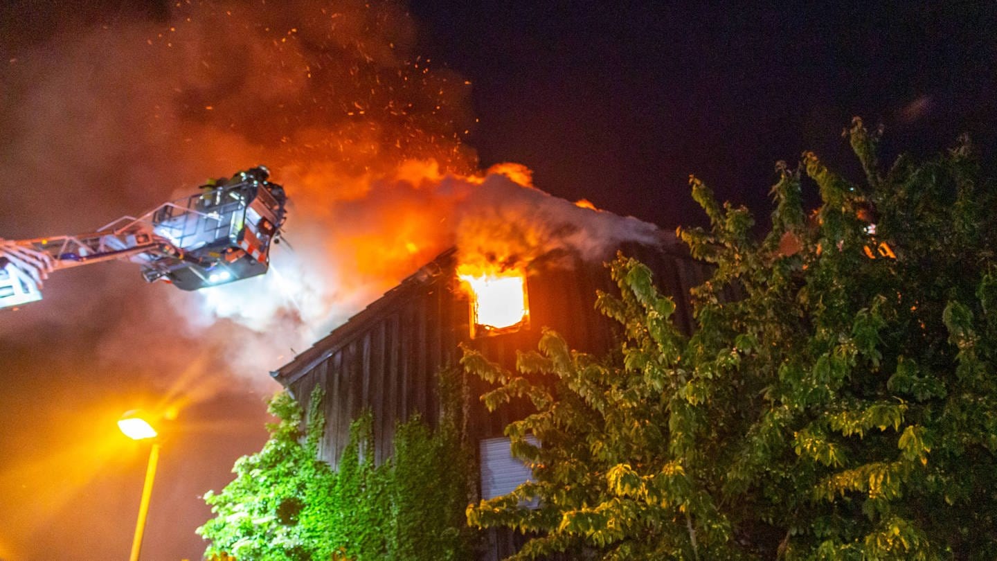 Brennendes Haus wird gelöscht (Foto: IMAGO, imago images / 7aktuell)