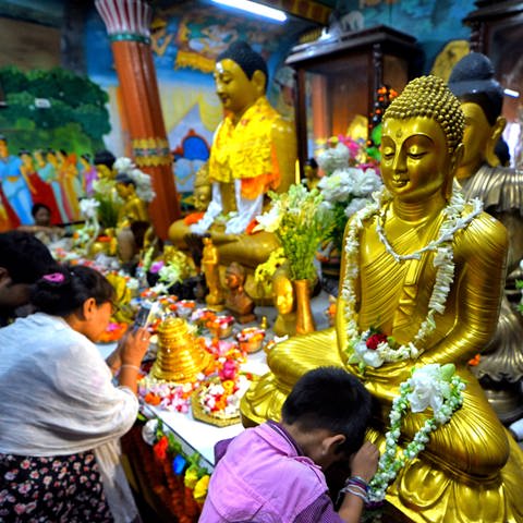 Buddhisten beim Gebet vor einer Buddha-Statue (Foto: picture-alliance / Reportdienste, picture alliance/ZUMA Press)