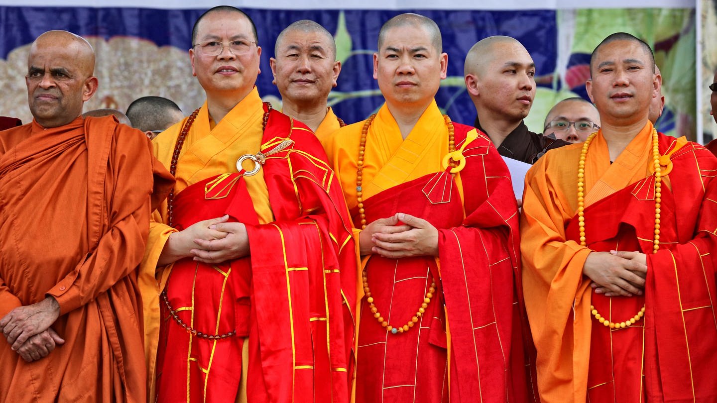 Buddhistische Mönche (Foto: picture-alliance / Reportdienste, picture alliance / NurPhoto)