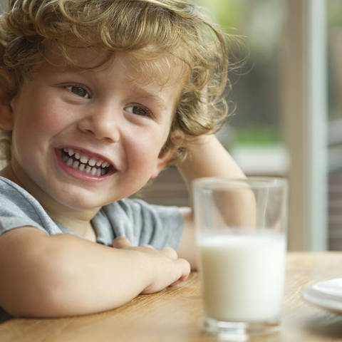 Kind trinkt Milch (Foto: imago images, imago images / PhotoAlto)
