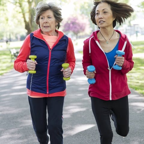 Frauen joggen mit Gewichten (Foto: IMAGO, imago images / Science Photo Library)