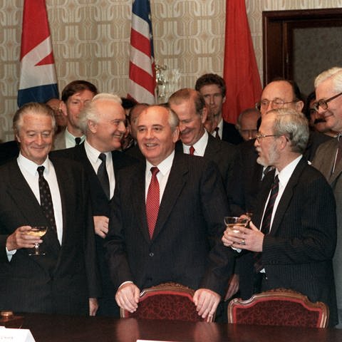 Gruppenbild der beteiligten Außenminister nach der Unterzeichnung des 2+4-Vertrags 1990 (Foto: SWR, (c) dpa)