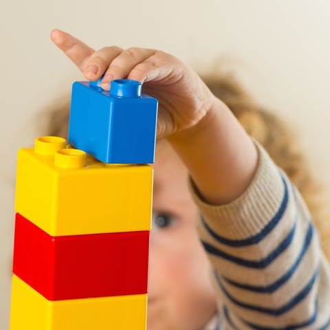 Kleinkind baut Turm mit Legosteinen (Foto: picture-alliance / Reportdienste, picture alliance / empics)
