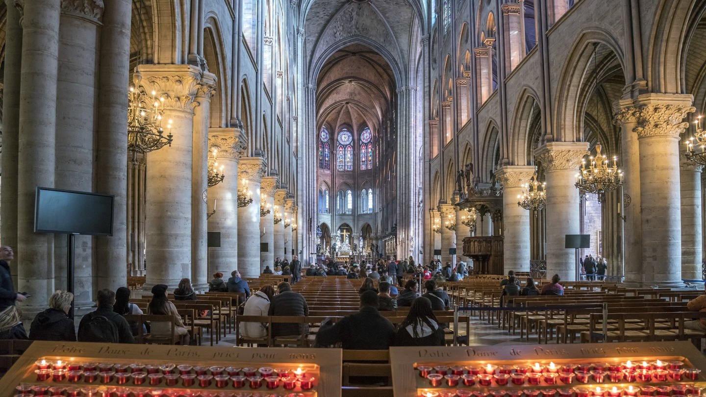 Innenraum der Kathedrale Notre-Dame de Paris vor dem Brand 2019 (Foto: picture-alliance / Reportdienste, picture alliance / Peter Schickert)