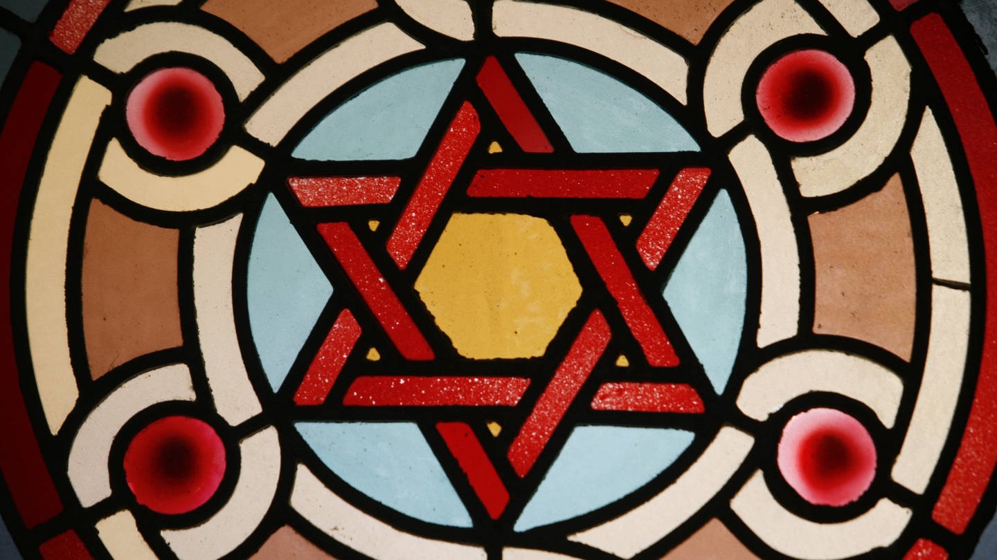 Davidstern in einem Buntglasfenster der Eldrige Street Synagogue in Manhattan / USA (Foto: SWR, picture alliance/robertharding)