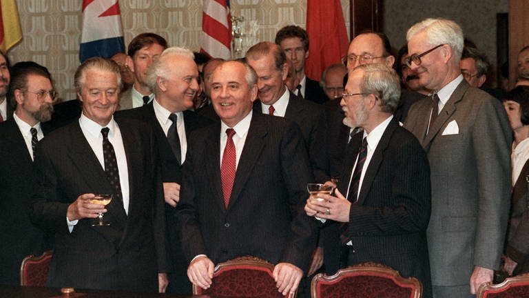 Gruppenbild der beteiligten Außenminister nach der Unterzeichnung des 2+4-Vertrags 1990 (Foto: SWR, (c) dpa)