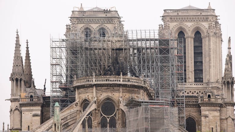 Kathedrale Notre-Dame de Paris am Tag nach dem Brand am 15. und 16. April 2019