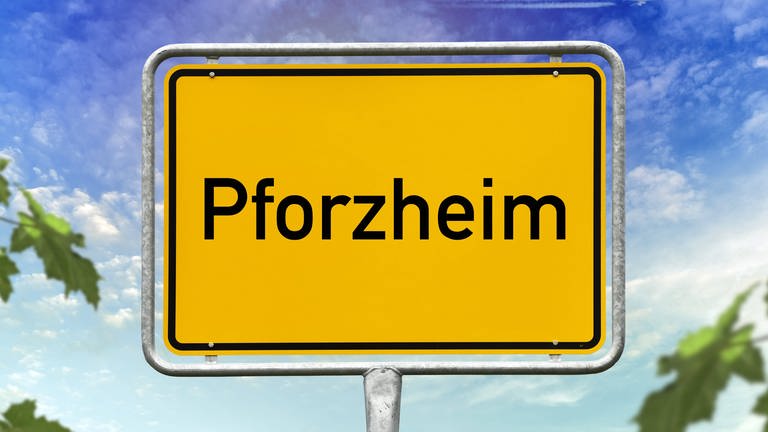Ortsschild von Pforzheim: "Heim" bedeutet  Wohnstätte. "Pforz" geht auf das lateinische Wort "Portus" zurück, was Hafen bedeutet.