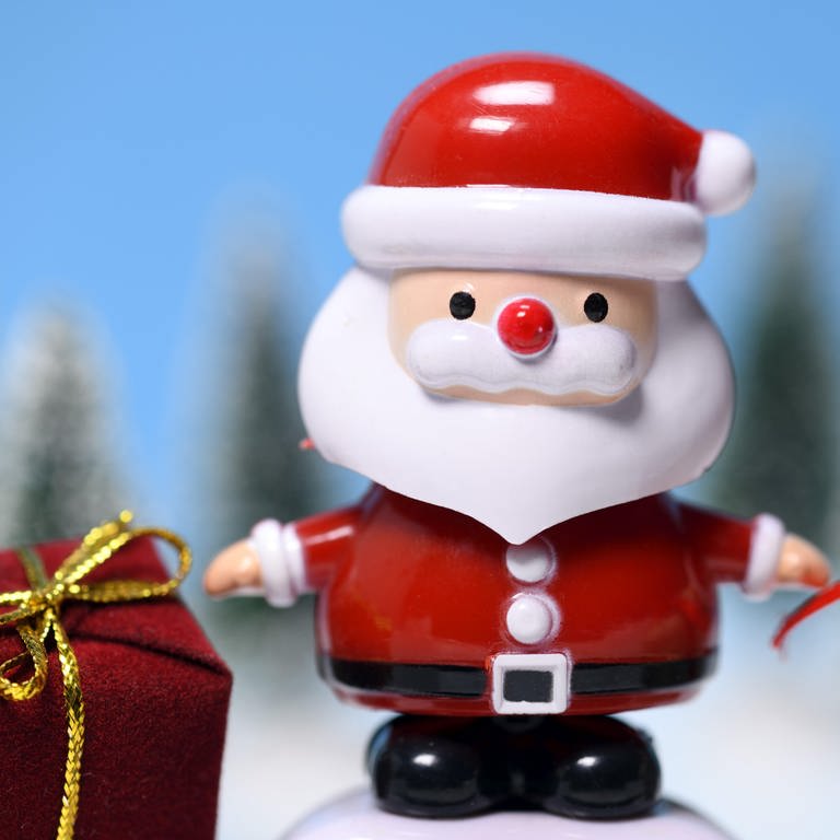 Weihnachtsmannfigur mit Geschenken (Foto: picture-alliance / Reportdienste, picture alliance/chromorange)