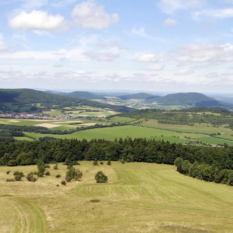 Blick über weite Teile der Rhön in Thüringen, Hessen und Bayern sowie den Thüringer Wald