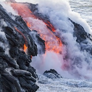 Glühende Lava fließt vom Vulkan Kilauea in den Pazifik  Hawaii (Foto: picture-alliance / Reportdienste, picture alliance)