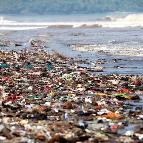Ein Strand mit angeschwemmten Müll. (Foto: Getty Images, Thinkstock -)