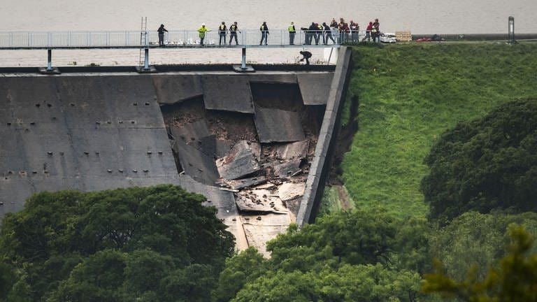 Großbritannien, Whaley Bridge: Menschen bilden über dem beschädigter Teil an einem Staudamm am Toddbrook Reservoir eine Menschenkette, um Sandsäcke auszulegen (Foto: picture-alliance / Reportdienste, PA Wire)
