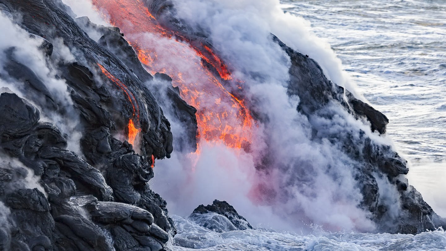 Glühende Lava fließt vom Vulkan Kilauea in den Pazifik / Hawaii