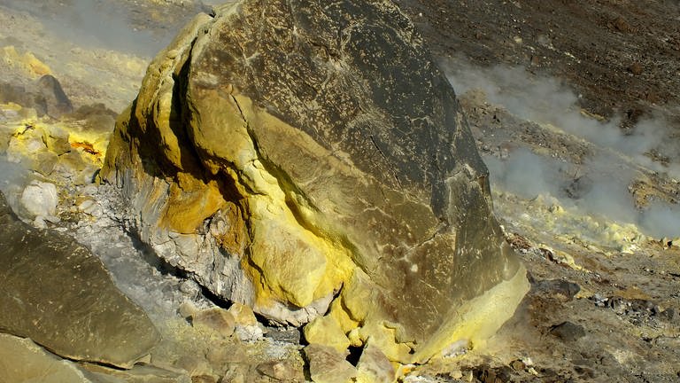 Mit Schwefel bedeckter tonnenschwerer Stein aus dem Erdinnern (Foto: picture-alliance / Reportdienste, picture alliance)