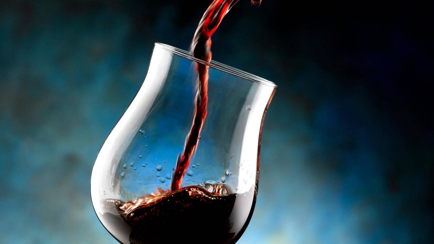 Rotwein wird in ein Glas gegossen (Foto: IMAGO, imago/Panthermedia)