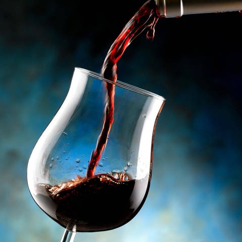 Rotwein wird in ein Glas gegossen (Foto: IMAGO, imago/Panthermedia)