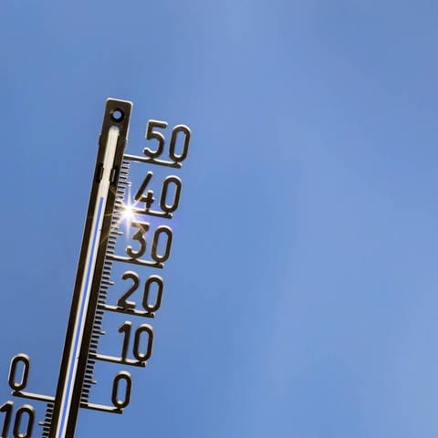 Thermometer zeigt Sommerhitze an (Foto: IMAGO, Imago)