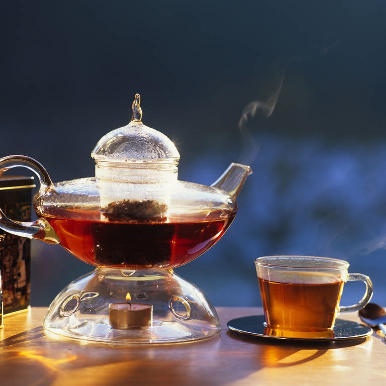 Schwarzer Tee: Teekanne, Stövchen und Teetasse (Foto: picture-alliance / Reportdienste, picture alliance / Arco Images GmbH)
