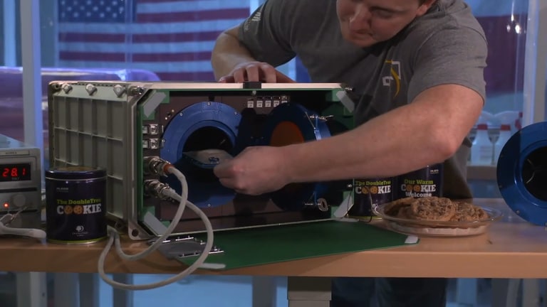 Der Backofen für die ISS funktioniert so ähnlich wie ein Toaster. (Foto: Pressestelle, NASA/ ZeroGK)