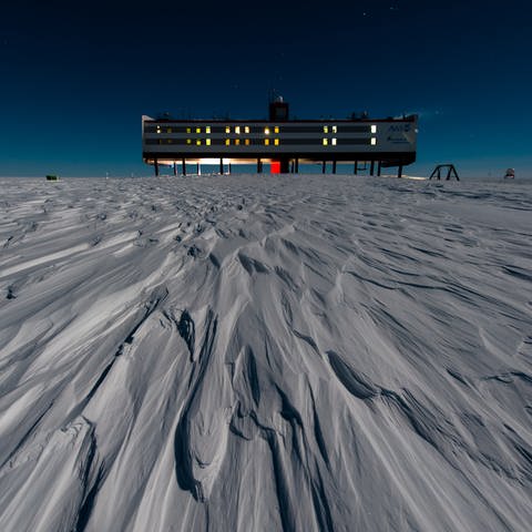Ganz schön einsam: die Neumayer-Forschungsstation in der Antarktis.  (Foto: Alfred-Wegener-Institut / Stefan Christmann)