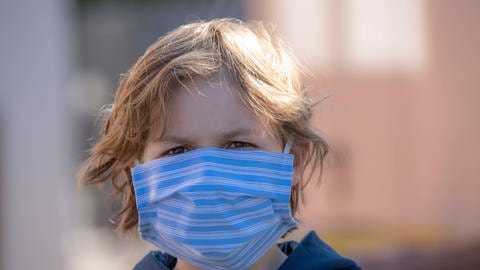 Es gibt zu wenig valide Studien darüber, wie häufig Kinder mit dem Coronavirus infiziert werden und wie sehr sie andere damit infizieren können.  (Foto: IMAGO, imago images / Jochen Tack)
