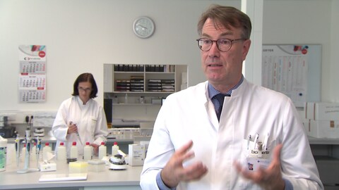 Georg-Christian Zinn, Facharzt für Hygiene und Umweltmedizin, hält die Möglichkeit einer Ansteckung mit dem neuartigen Coronavirus im Wasser für äußerst gering. (Foto: SWR)