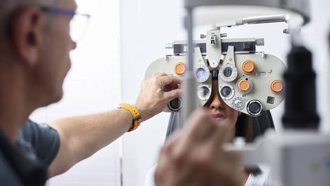 Kurzsichtig? Regelmäßige Kontrollen beim Augenarzt helfen dabei, schwerere Augenprobleme wie grauen oder grünen Star rechtzeitig zu erkennen und zu behandeln. (Foto: IMAGO, Westend61)