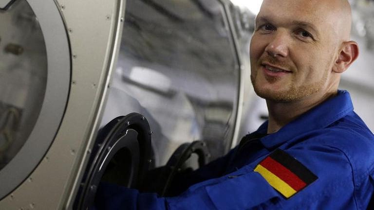 Astronaut Alexander Gerst bei der Arbeit im Trainingsmodul Columbus bei der ESA in Köln (2014) (Foto: picture-alliance / dpa, picture-alliance / dpa -)