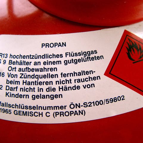 Rote Gasflasche mit brennbarem Butangas (Foto: IMAGO, imago/imagebroker/saurer)