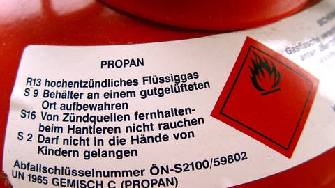 Rote Gasflasche mit brennbarem Butangas (Foto: IMAGO, imago/imagebroker/saurer)