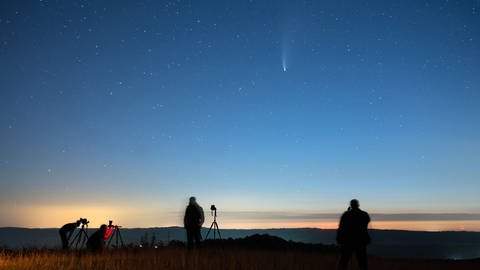 Der Komet Neowise lässt sich bei guten Bedingungen bis Ende Juli am Nachthimmel beobachten. (Foto: IMAGO, imago images/Christoph Worsch)