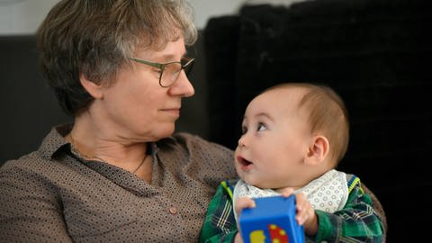 Großeltern sollten nicht mehr wie gewohnt die Enkel hüten, da diese das Virus übertragen könnten (Foto: IMAGO, imago)