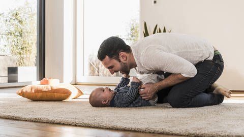 Durch die Babysprache der Eltern werden dem Kind positive Emotionen übermittelt. Das scheint eine wichtige Rolle bei der Sprachentwicklung zu spielen. (Foto: IMAGO, imago/Westend61)