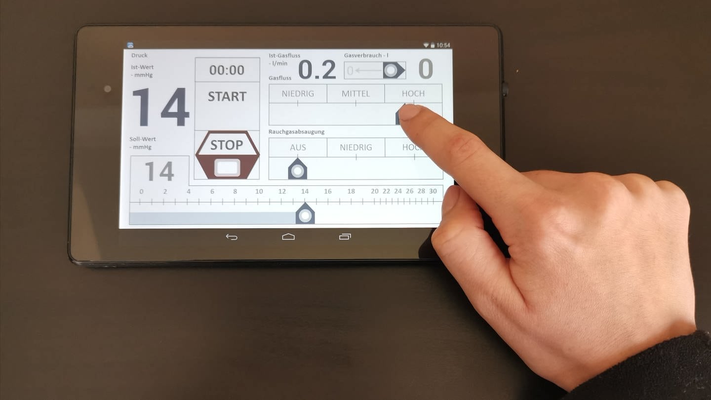 Über elektrische Ladungen des Touchscreens bekommt man ein direktes Feedback auf die Fingerkuppen. (Foto: Pressestelle, Institut für Konstruktionstechnik und Technisches Design, Stuttgart)