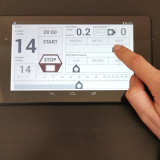 Über elektrische Ladungen des Touchscreens bekommt man ein direktes Feedback auf die Fingerkuppen.  (Foto: Pressestelle, Institut für Konstruktionstechnik und Technisches Design, Stuttgart)
