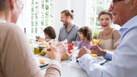 Zum Schutz der Senioren: liebgewonnene Gewohnheiten wie das gemeinsame Familienfrühstück sollten hinterfragt und für einige Zeit ausgesetzt werden (Foto: IMAGO, imago)