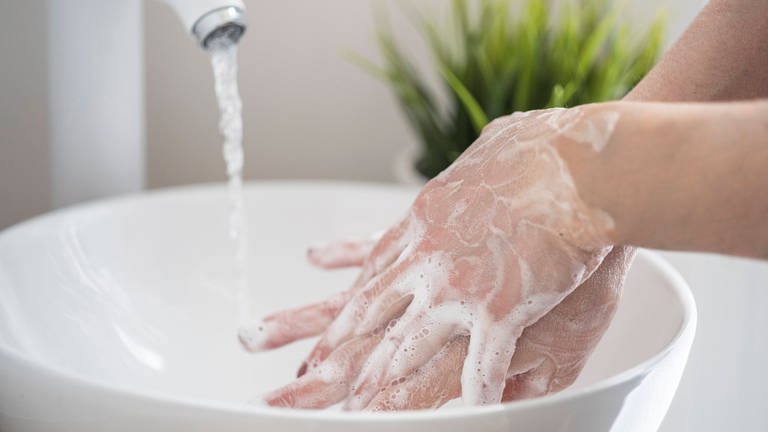 Jemand wäscht sich die Hände (Foto: IMAGO, imago images/Westend61)