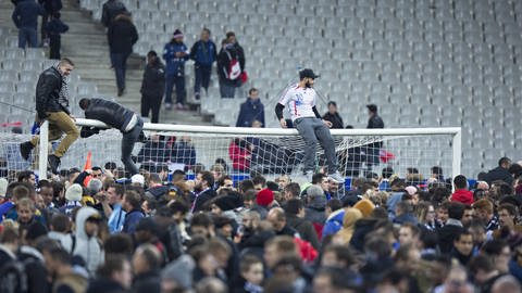Nach einem Anschlag in Paris St. Denis im Jahr 2015 flüchten die Fans in den Innenraum des Stadions (Foto: imago images, imago sportfotodienst)