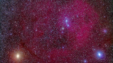 Der Stern Beteigeuze im Sternbild Orion (links unten im Bild) hat riesige Flecken. Das könnte erklären, warum er in den letzten Monaten an Leuchtkraft verloren hat. (Foto: Pressestelle, ESO/M. Montargès et al.)
