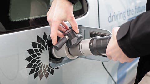 Ein mit Brennstoffzellen betriebenes Fahrzeug wird mit Wasserstoff betankt. (Foto: IMAGO, imago/photothek)