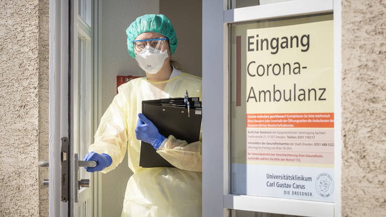 Die Risikobewertung durch das neuartige Corona-Virus ist hochgestuft worden. Auch weil Gesundheitseinrichtungen und Krankenhäuser bereits an ihre Grenzen kommen.  (Foto: IMAGO, imago images / Max Stein)