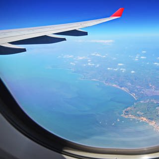 Blick aus einem Fenster im Flugzeug (Foto: imago images, via www.imago-images.de)