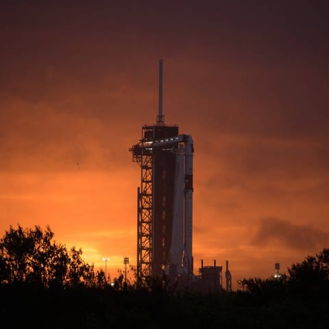 Vor dem Start: Eine SpaceX Falcon 9-Rakete mit dem Raumschiff CrewDragon steht im Kennedy Space Center bereit zum Start. (Foto: IMAGO, imago images/UPI Photo)