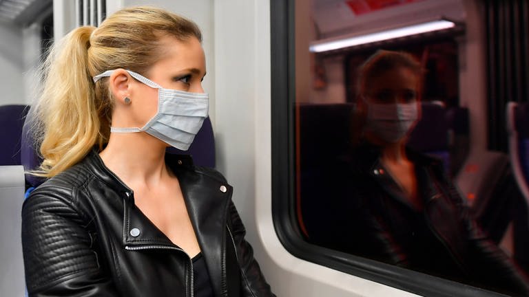 Mund-Nasen-Schutz bzw. die Stoffmaske gehört mittlerweile zu unserem Alltagsleben.  (Foto: IMAGO, imago images/Michael Weber)
