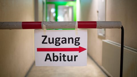 Dieses Jahr werden die schriftlichen Abiturprüfungen in Baden-Württemberg unter erschwerten Bedingungen durchgeführt.  (Foto: imago images, imago images )